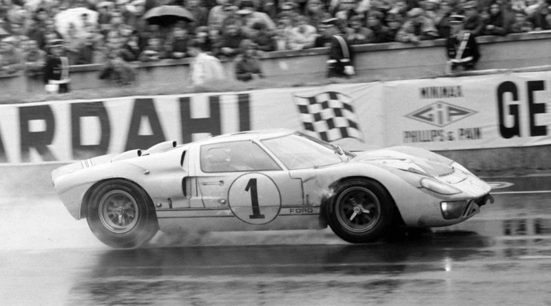 Ford’un ünlü yarış arabası GT40 24 saatlik Fransa’daki Le Mans yarışını 4 kez üst üste kazanmıştır